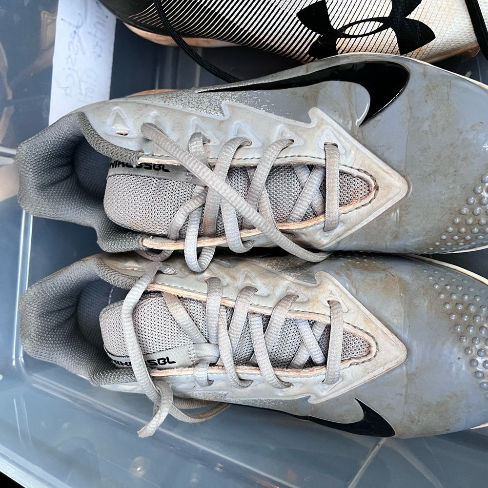 Boys cleats 5.5y